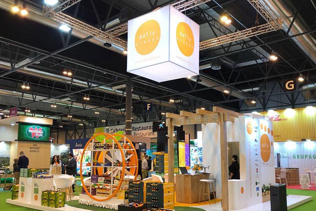 Stand de exhibición con counter de recepción